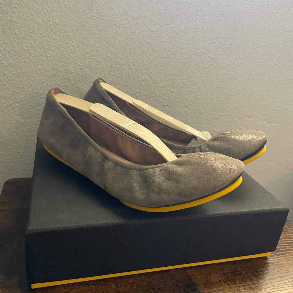APRIL PARKER GRAY BALLET FLATS SIZE 9